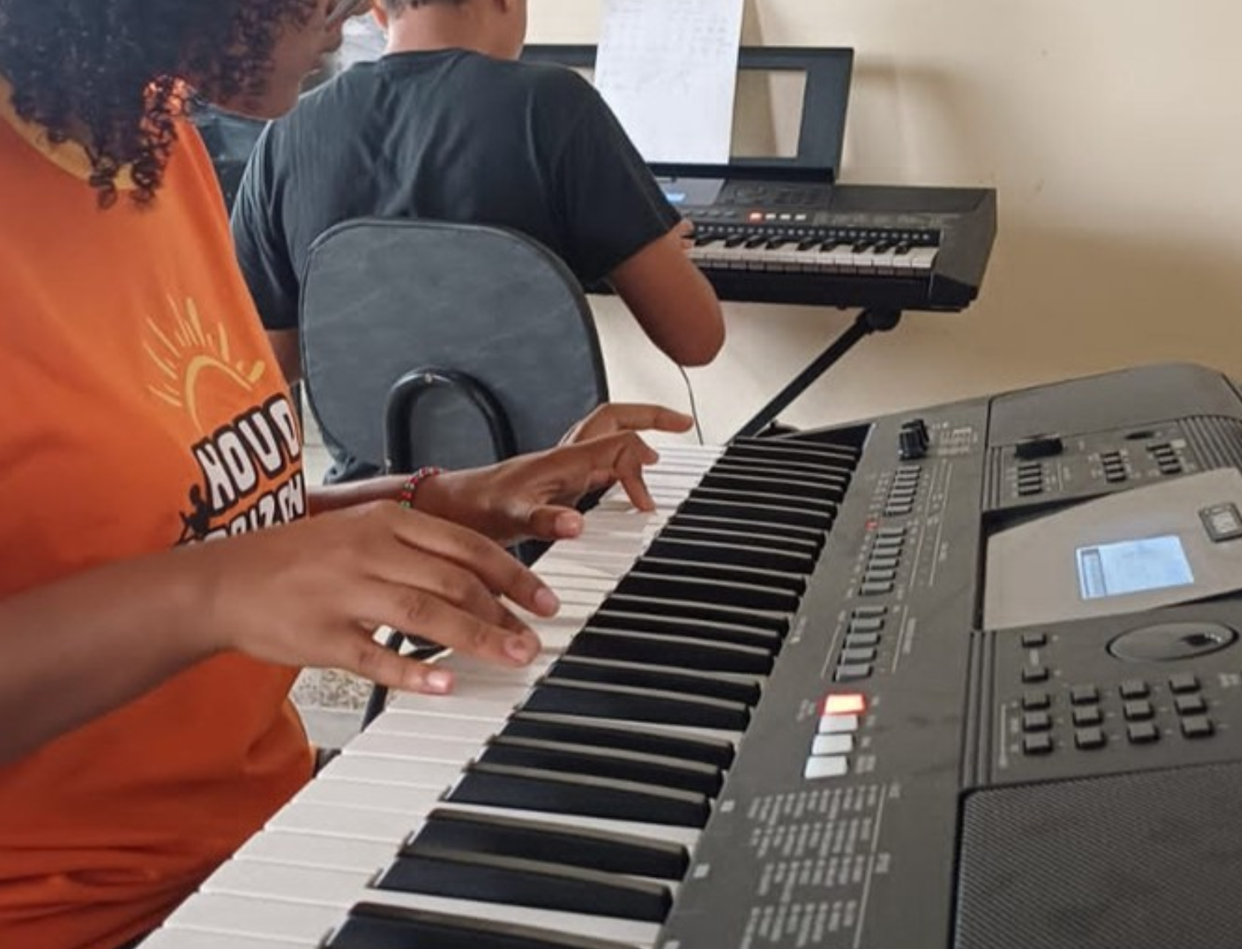 Jovens em oficina de música do Projeto Novo Horizonte