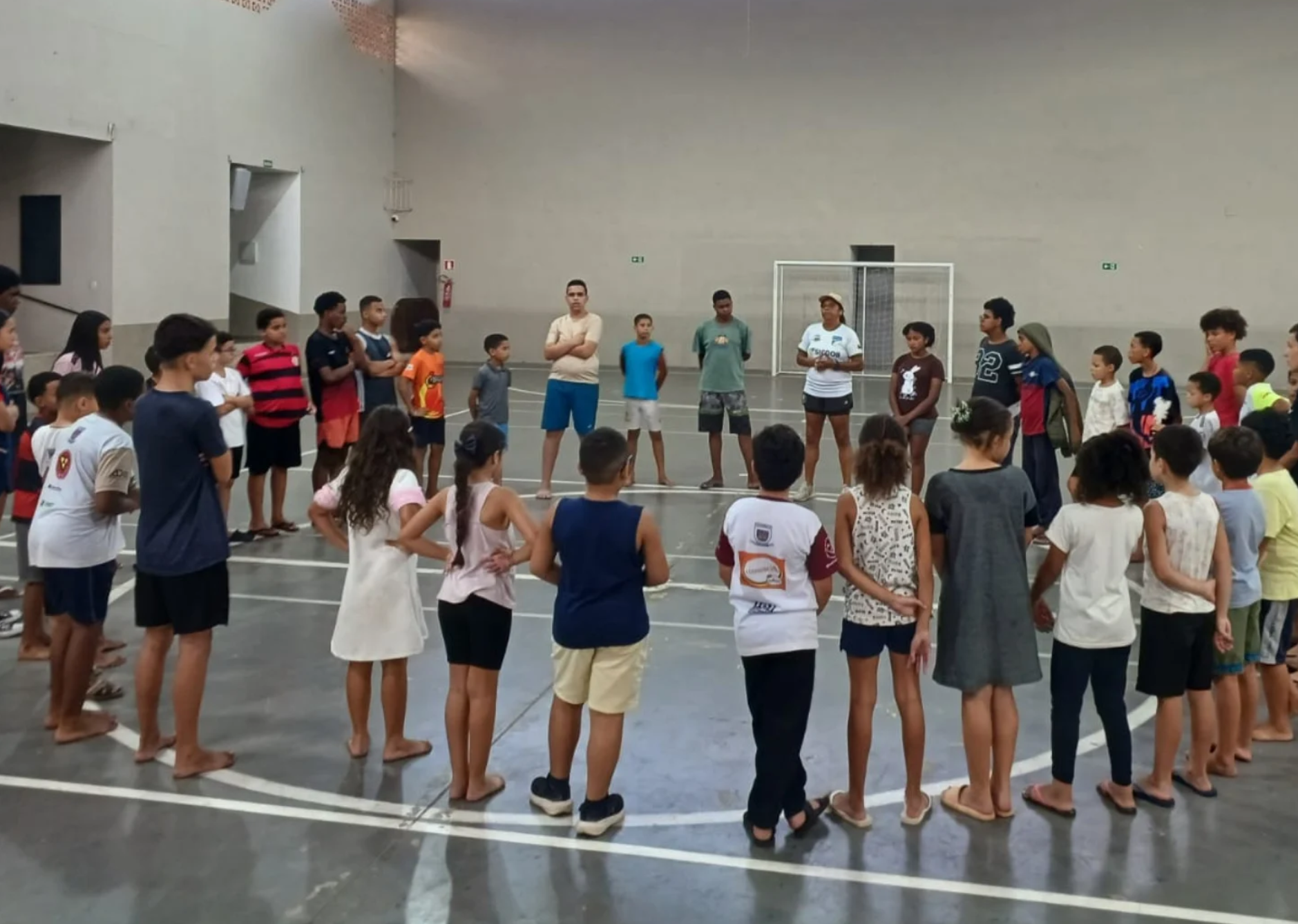 Crianças e adolescentes em atividade do Projeto Integrar